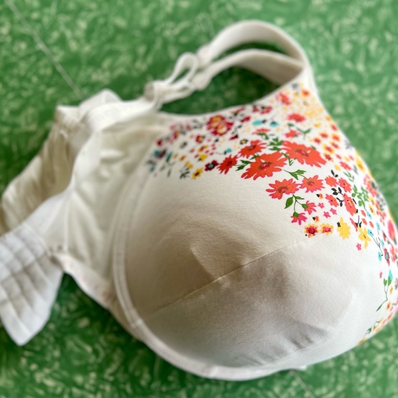 Cacique by Lane Bryant molded T-shirt bra, white with floral trim. Size US 42H - Picture 3 of 3